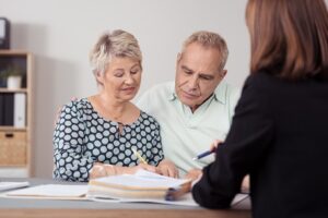 Kommt daher eines Tages einer der Partner mit dem Vorschlag um die Ecke, einen Ehevertrag abzuschließen oder zumindest über diese Möglichkeit einmal nachzudenken, sollte man nicht gleich von vornherein mit Ablehnung reagieren.