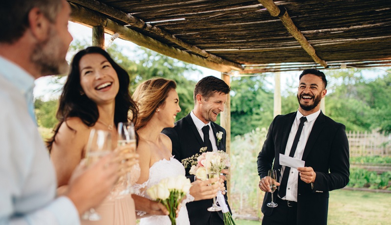 Fröhliche Gesichter auf einer Hochzeitsgesellschaft. Passend dazu ein erstklassiger Wein aus den besten Anbaugebieten. (#2)