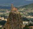Das Beste aus der Auvergne in einer einzigen Galerie! Foto ansehen und bescheid wissen: Hier die Kathedrale Notre Dame von Le Puy-en-Velay. Sie steht mitten auf dem Mont Anis (Rocher Corneille). Der Berg ist der letzte Überrest eines einst riesigen Vulkankegels.