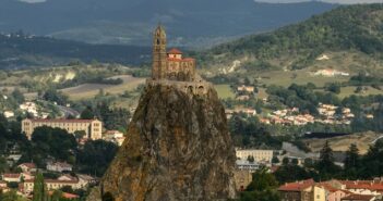 Das Beste aus der Auvergne in einer einzigen Galerie! Foto ansehen und bescheid wissen: Hier die Kathedrale Notre Dame von Le Puy-en-Velay. Sie steht mitten auf dem Mont Anis (Rocher Corneille). Der Berg ist der letzte Überrest eines einst riesigen Vulkankegels.