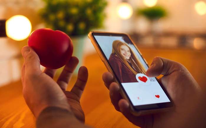 Mit dem Handy können einfach kostenlose Liebesgrüße über WhatsApp verschickt werden ( Foto: Adobe Stock - Studio Romantic )