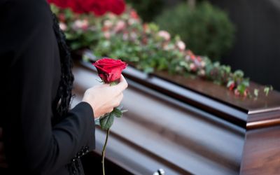 Wenn man sich von der Arbeit abmelden möchte, kann man sagen, dass man zu einer Beerdigung gehen muss. Eine andere Option ist, einen erfundenen Verwandten zu erwähnen, der verstorben ist. (Foto: AdobeStock - Kzenon 36229387)