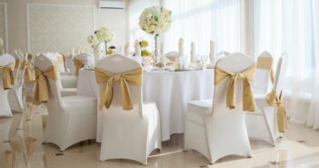 Hochzeitstische: Tipps und Ideen für den perfekten Tisch ( Foto: Adobe Stock- Olesya Pogosskaya )