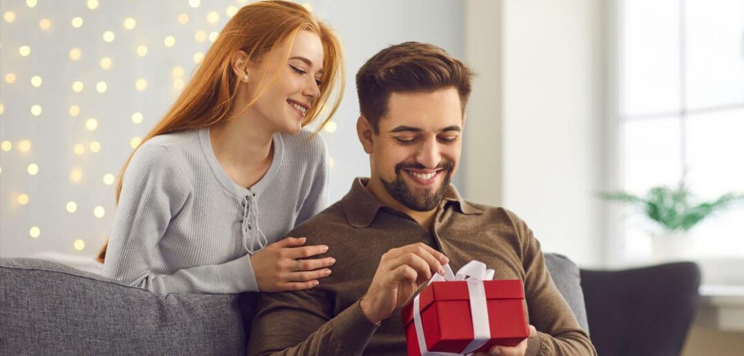 Geschenk Bräutigam: besondere Ideen für die Braut ( Foto: Adobe Stock-Studio Romantic)