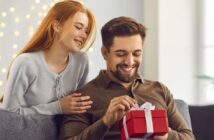 Geschenk Bräutigam: besondere Ideen für die Braut ( Foto: Adobe Stock-Studio Romantic)