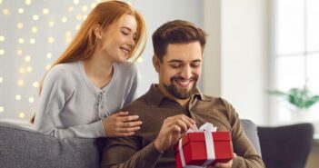 Geschenk Bräutigam: besondere Ideen für die Braut ( Foto: Adobe Stock-Studio Romantic)