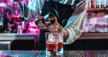 Kreative Genialität: Mobile Bar in Form eines Cocktail-Pferdeanhängers erobert die (Foto: AdobeStock - 242322187 master1305)