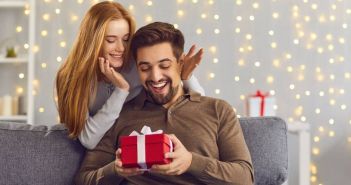 Tipps für das perfekte Geschenk für deinen Freund (Foto: AdobeStock 395300924  Studio Romantic)