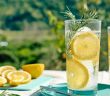 Zitronenwasser: Die gesunde Unterstützung beim Abnehmen (Foto: AdobeStock 498877480 Caterina Trimarchi)