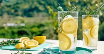 Zitronenwasser: Die gesunde Unterstützung beim Abnehmen (Foto: AdobeStock 498877480 Caterina Trimarchi)