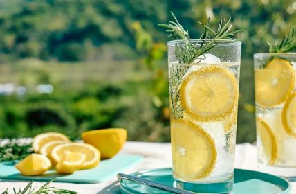 Zitronenwasser: Die gesunde Unterstützung beim Abnehmen (Foto: AdobeStock 498877480 Caterina Trimarchi)