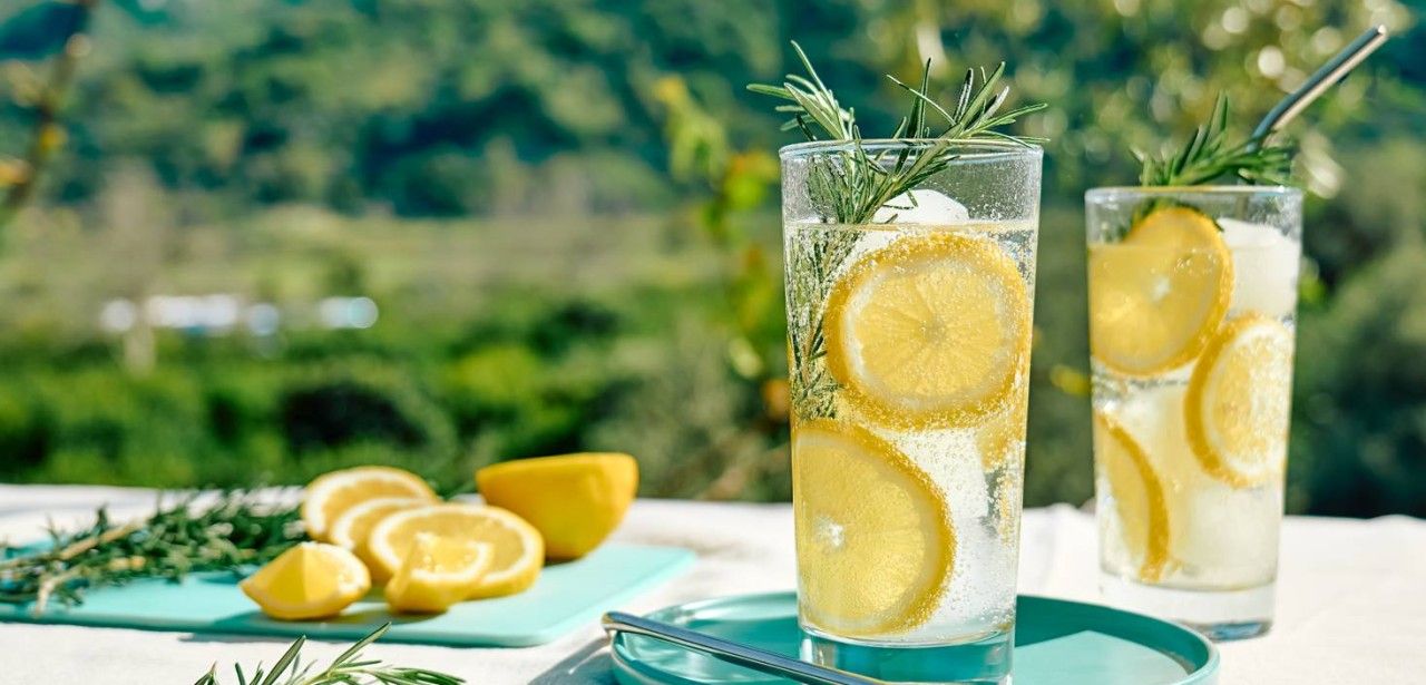 Zitronenwasser: Die gesunde Unterstützung beim Abnehmen (Foto: AdobeStock 498877480 Caterina Trimarchi)