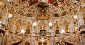 Mikheil Charkvianis präsentiert Antigone mit zwölf Klavieren und (Foto: Sven Helge Czichy)