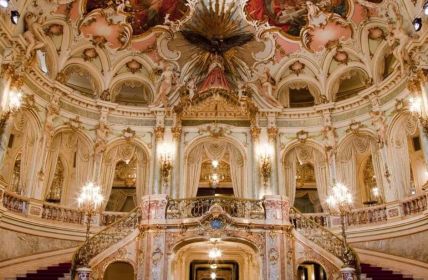 Mikheil Charkvianis präsentiert Antigone mit zwölf Klavieren und (Foto: Sven Helge Czichy)