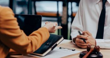 Generali ADVOCARD und Flightright bieten kostenfreien Entschädigungsservice bei (Foto: AdobeStock - Anna - _543461044)