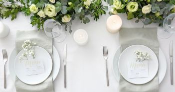 Mocha Mousse erobert 2025 Hochzeitswelt mit minimalistisch nachhaltigem (Foto: AdobeStock - Pixel-Shot - 300198402)
